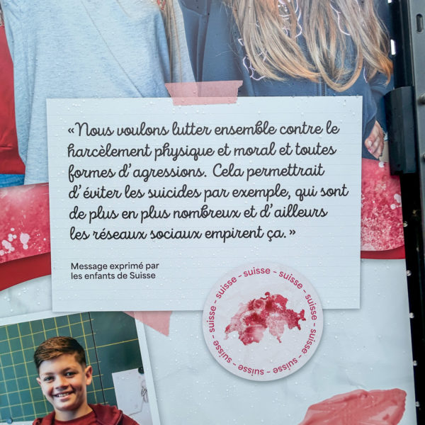 Panneau avec citation de l'exposition de Terre des Hommes Suisse sur le quai Wilson en 2024